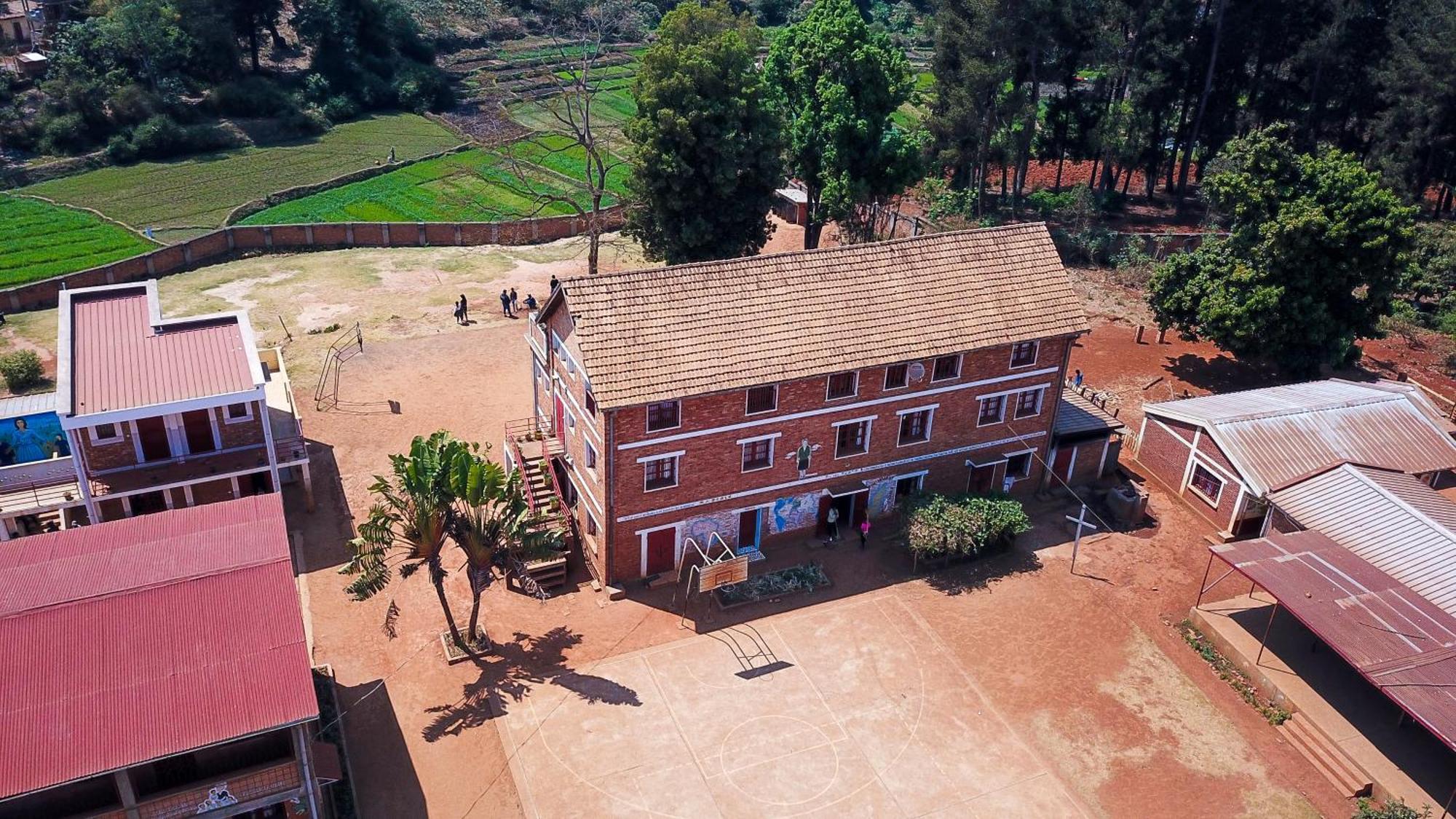 Lycee Picot De Cloriviere Dont Les Revenus Financent L'Education Des Eleves Apartment Antsirabe Luaran gambar